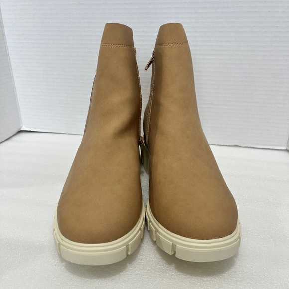 Journee Collection Women’s Tan Faux Leather Lug Sole Ankle Boot Size 9 Tan NEW - Picture 4 of 9